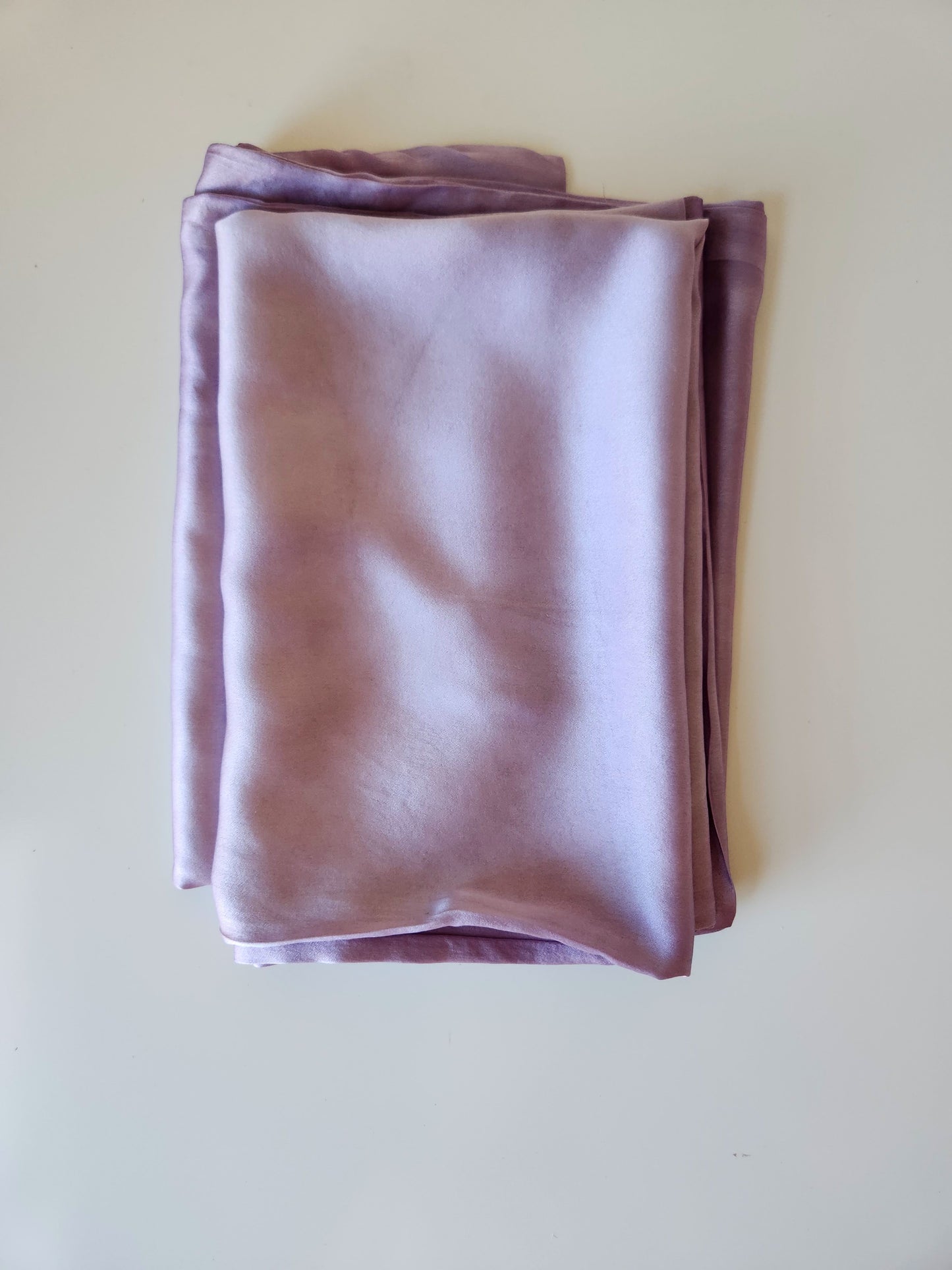 Funda de almohada de seda teñida botánicamente