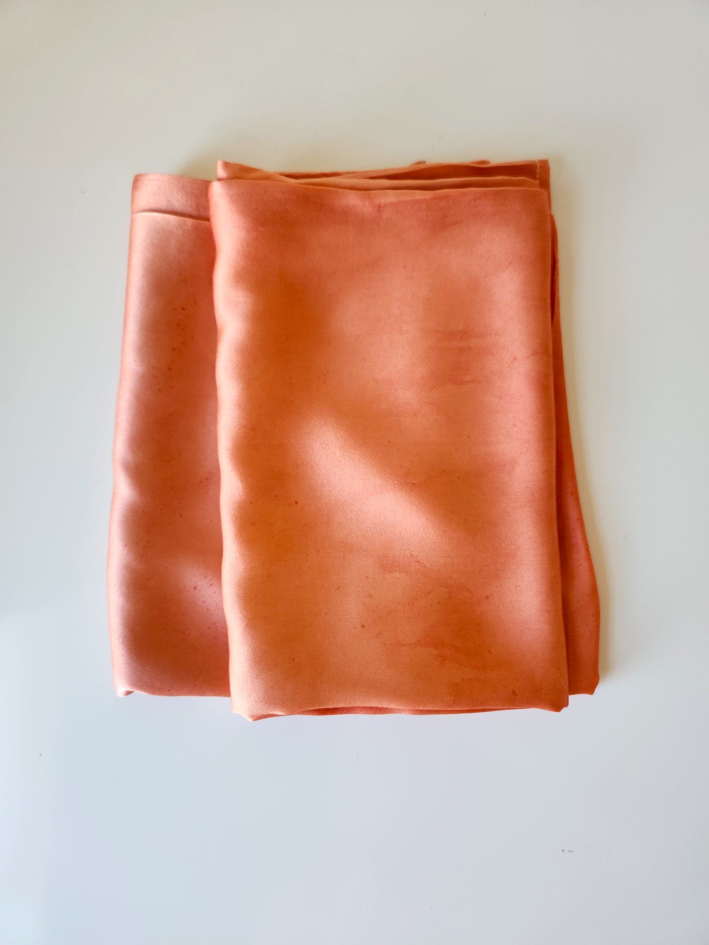 Funda de almohada de seda teñida botánicamente