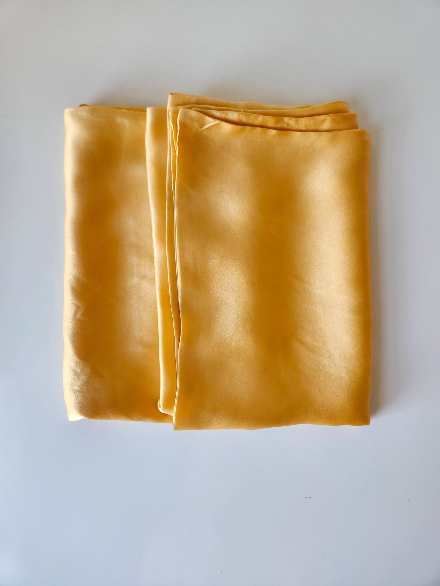 Funda de almohada de seda teñida botánicamente