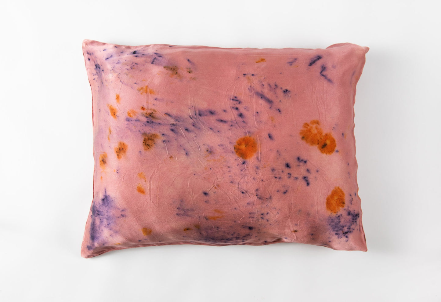 Funda de almohada de seda teñida botánicamente con estampado floral