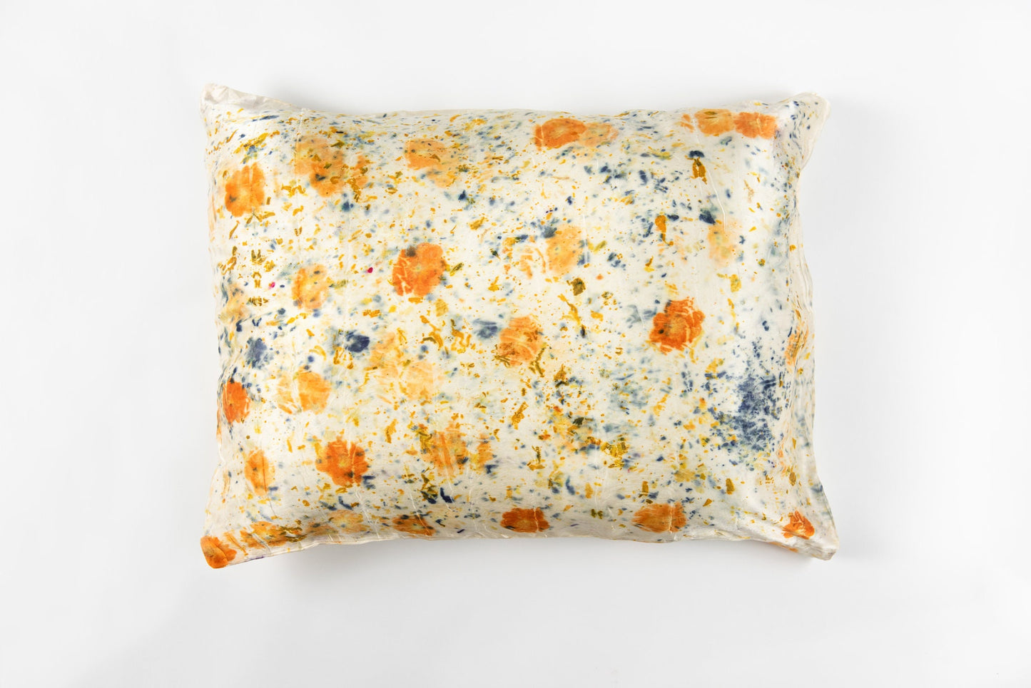 Funda de almohada de seda teñida botánicamente con estampado floral