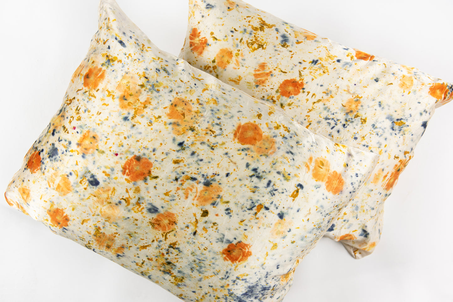 Funda de almohada de seda teñida botánicamente con estampado floral