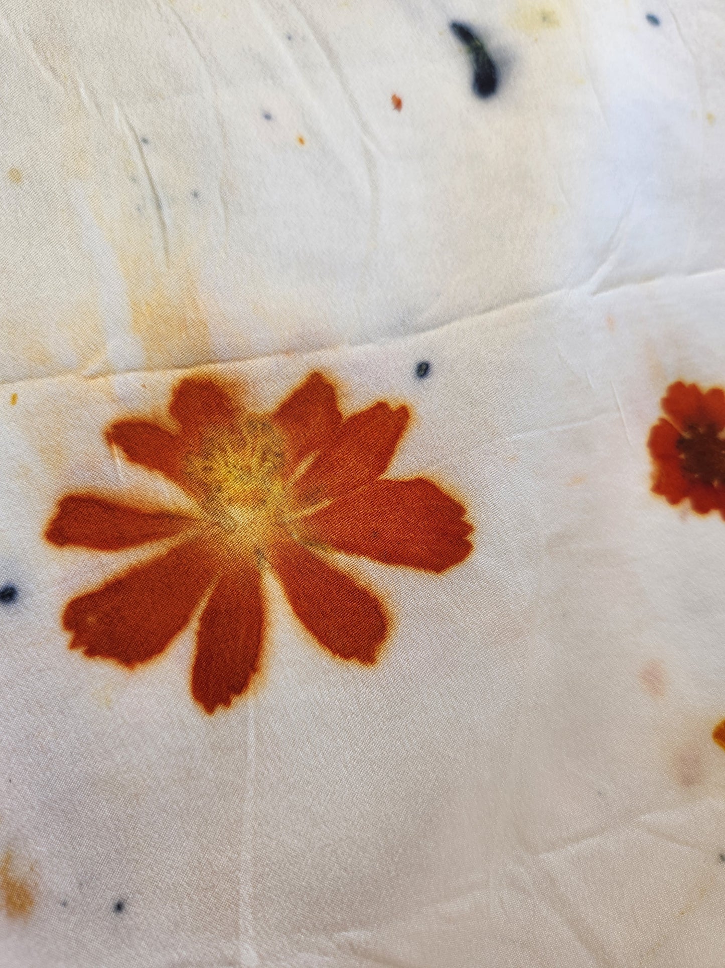 Funda de almohada de seda teñida botánicamente con estampado floral