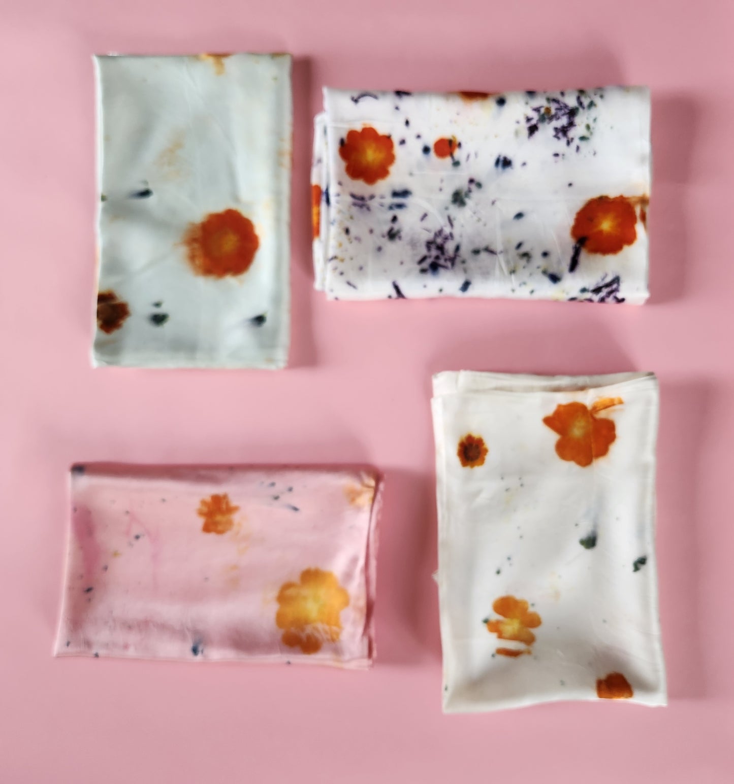 Funda de almohada de seda teñida botánicamente con estampado floral