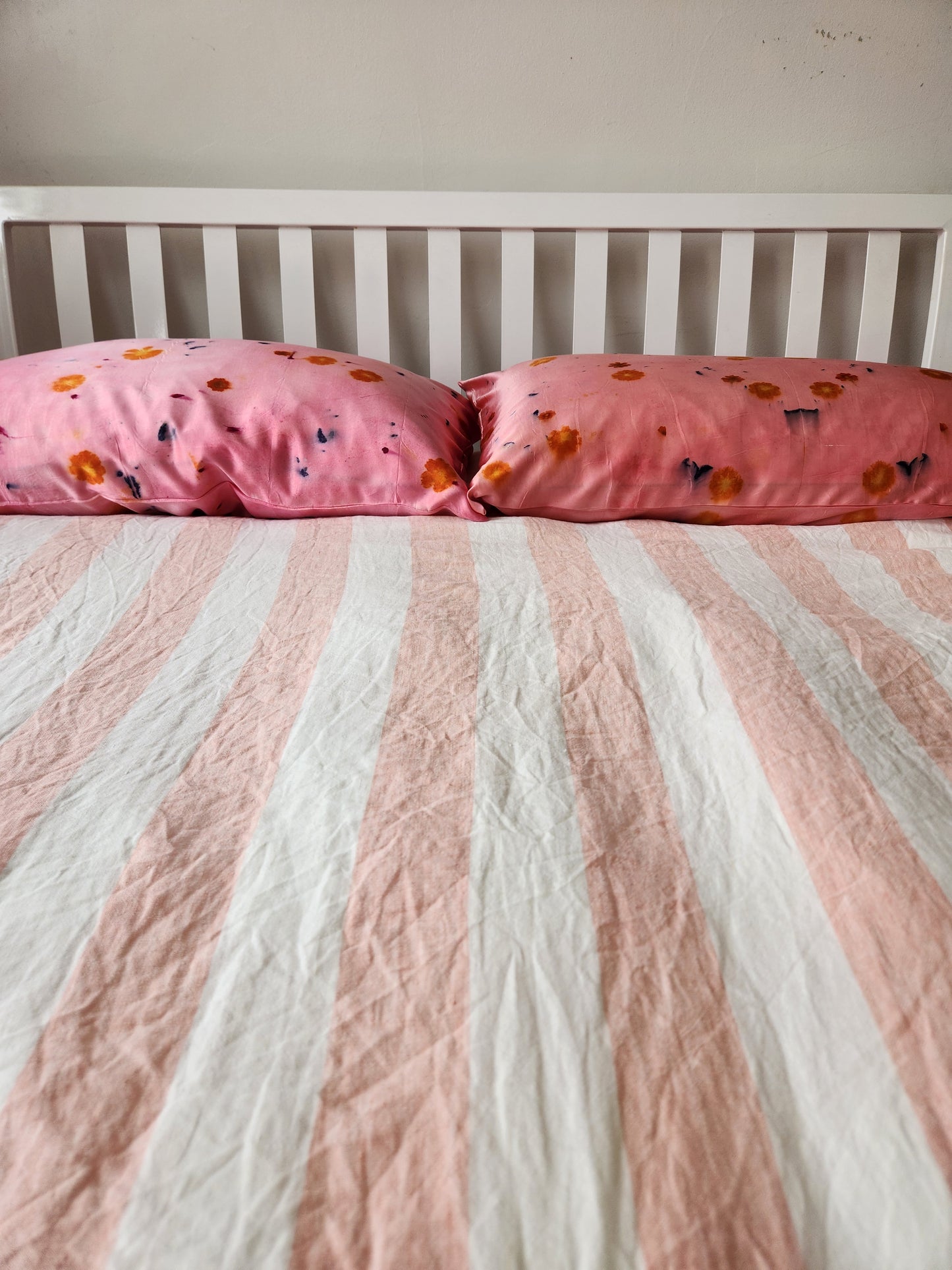 Funda de almohada de seda teñida botánicamente con estampado floral