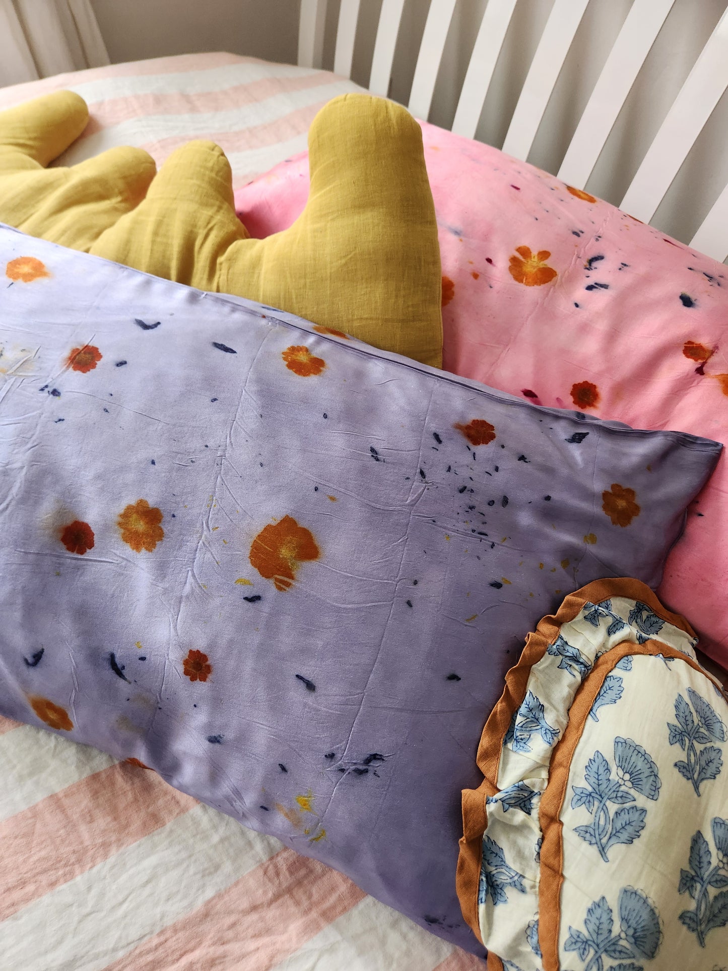 Funda de almohada de seda teñida botánicamente con estampado floral