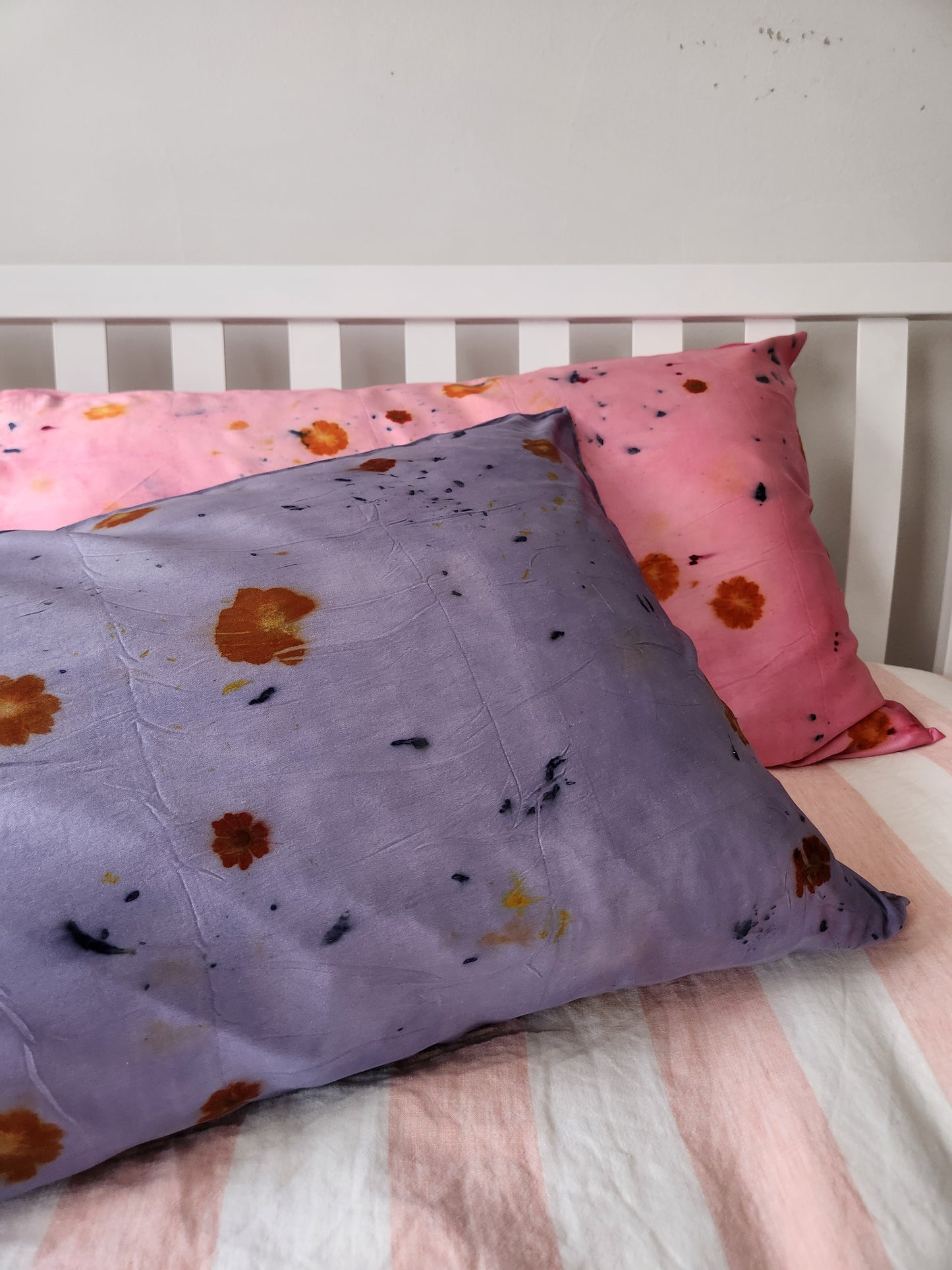 Funda de almohada de seda teñida botánicamente con estampado floral