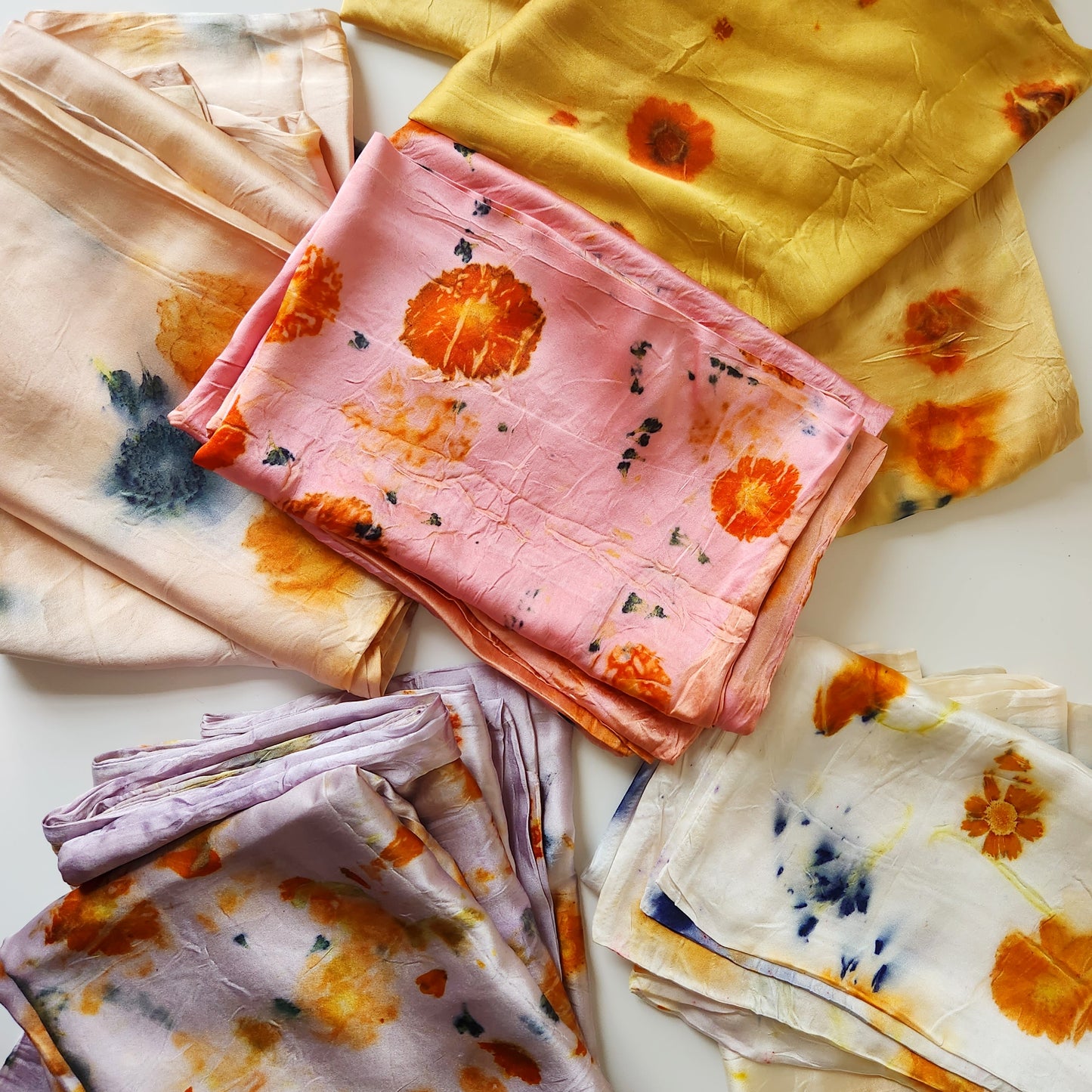 Funda de almohada de seda teñida botánicamente con estampado floral