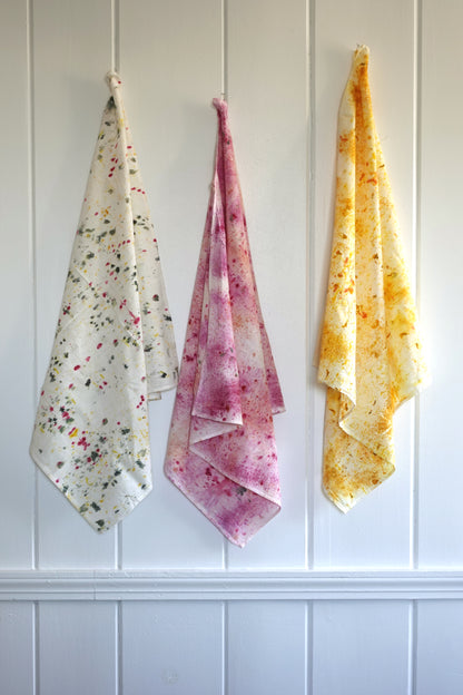 Torchon de sac de farine teint botaniquement abstrait