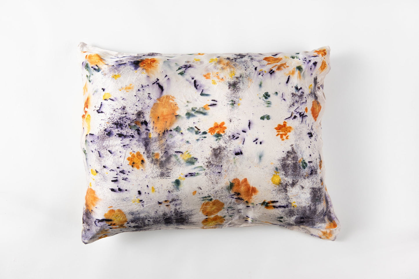 Funda de almohada de seda teñida botánicamente con estampado floral
