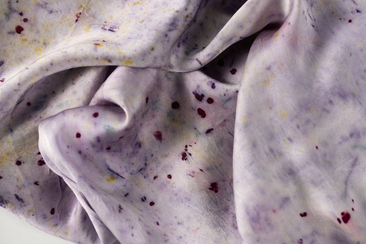 Funda de almohada de seda teñida botánicamente abstracta